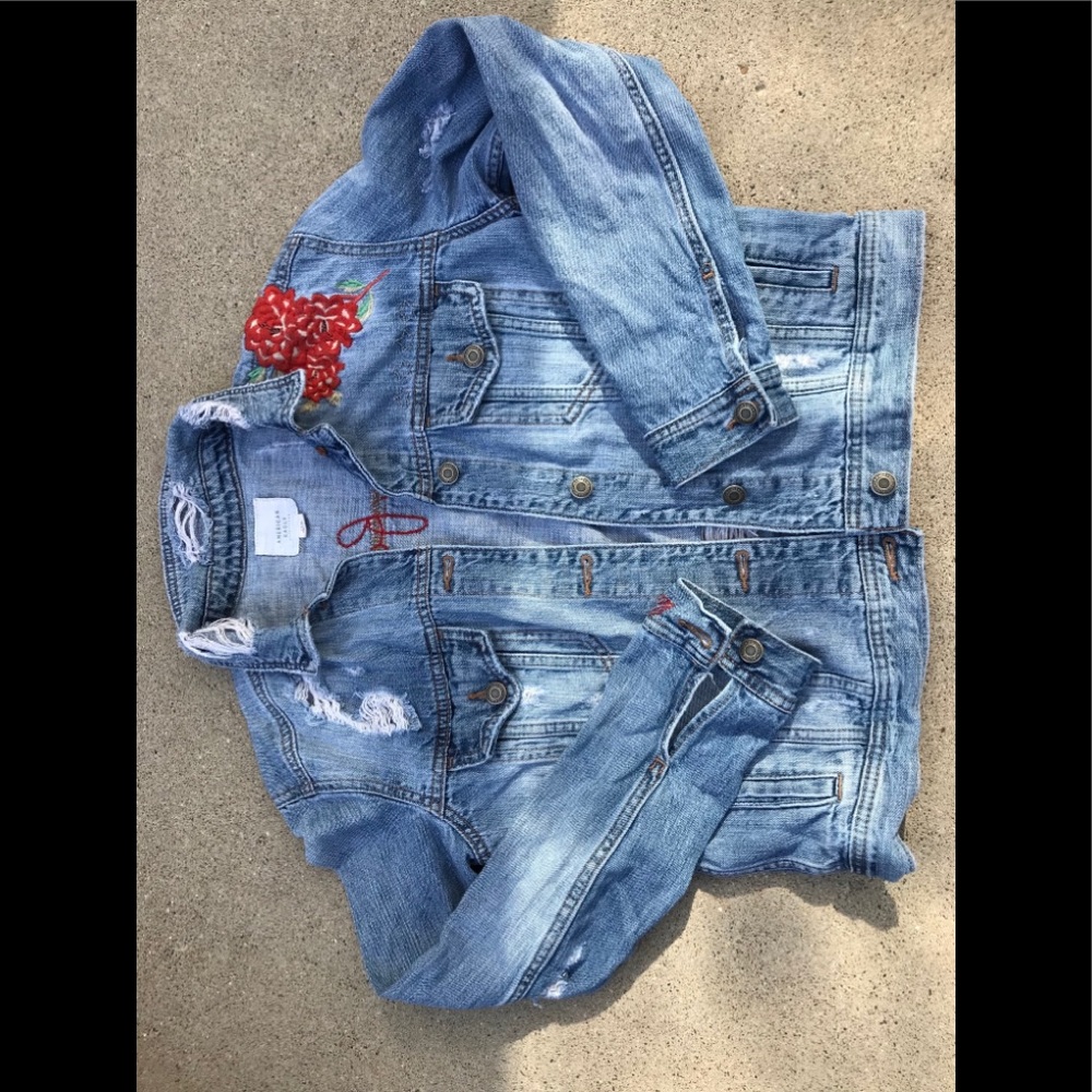 🌸🌈🍀 American Eagle distressed denim jacket - Picture 2 of 12